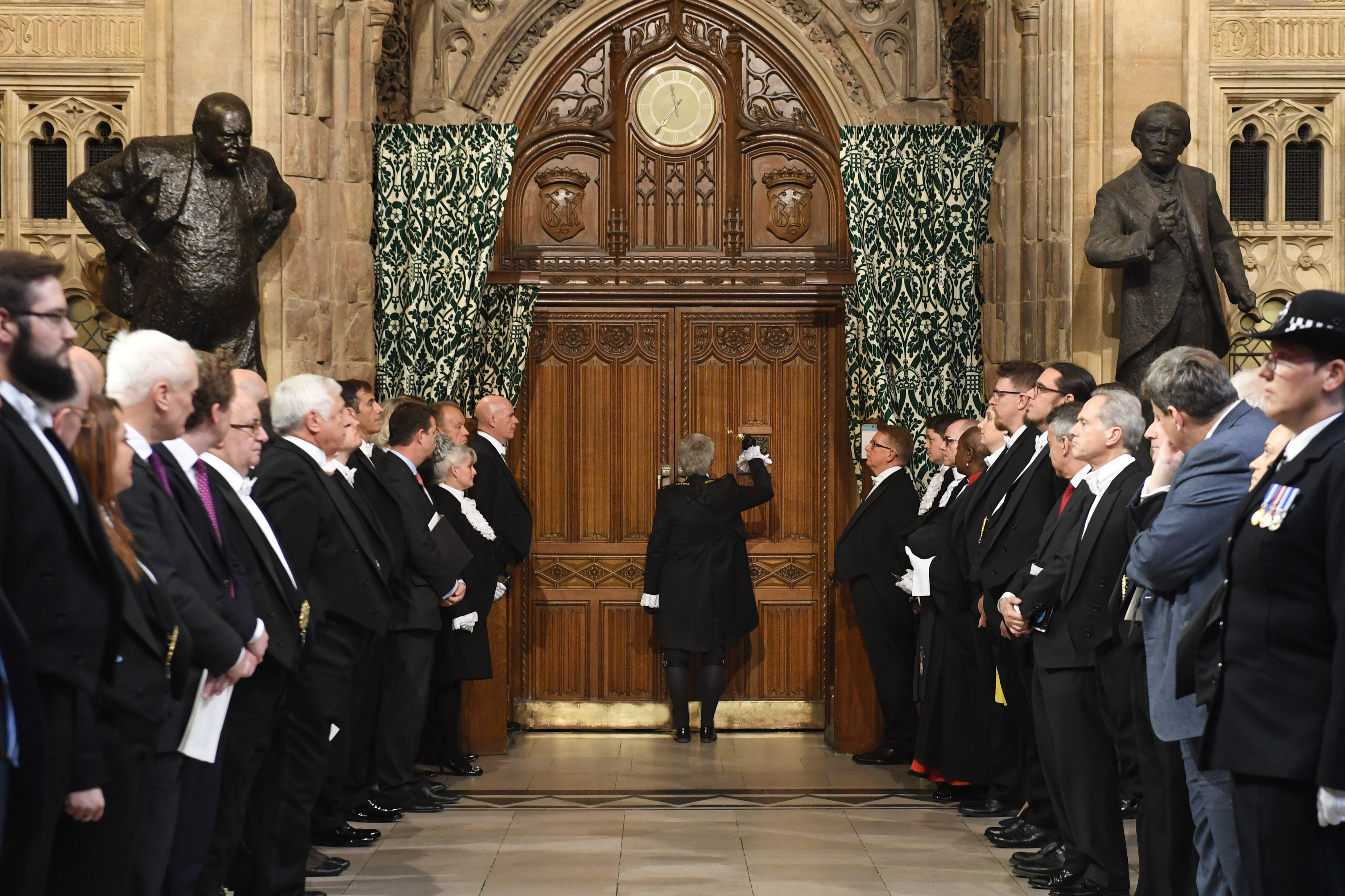 Black Rod knocking Commons doo